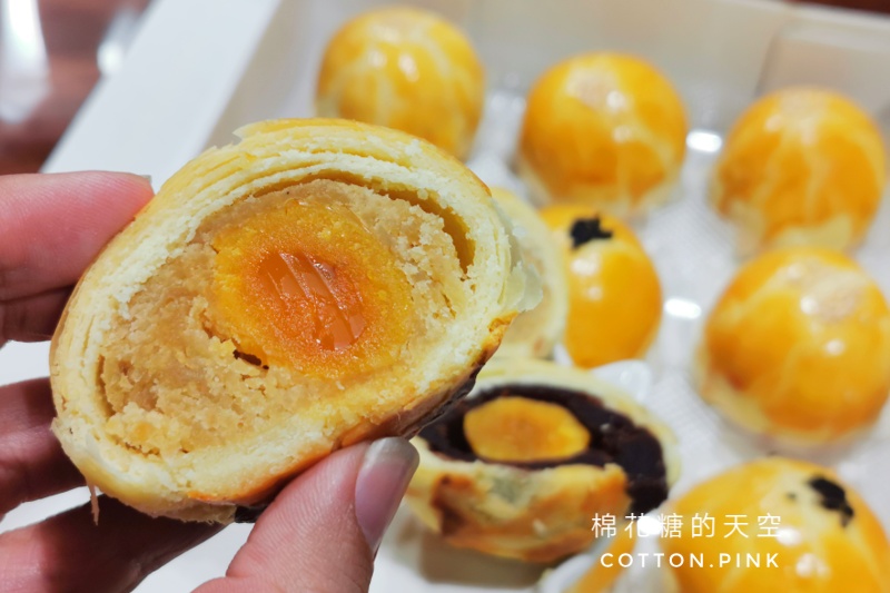 好市多蛋黃酥首度開賣！兩種口味～一黑一白味道超乎想像