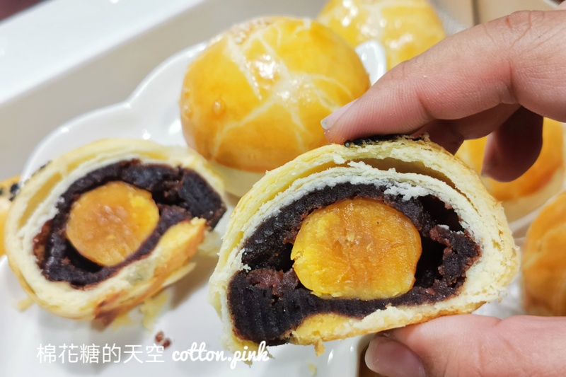 好市多蛋黃酥首度開賣！兩種口味～一黑一白味道超乎想像
