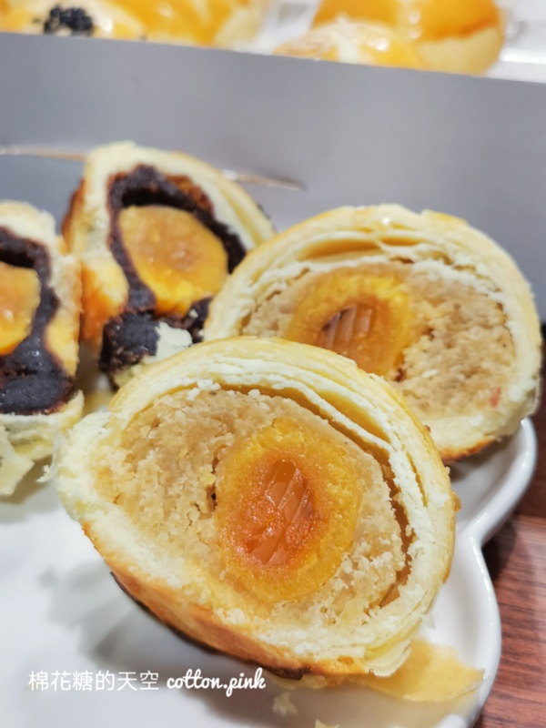 好市多蛋黃酥首度開賣！兩種口味～一黑一白味道超乎想像