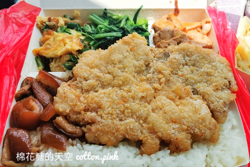 大甲美食在地人都吃這家-大甲菜市場肉羹海鮮粥，便當可以換炒麵～這一道必點！