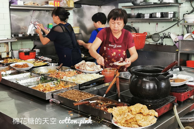 大甲美食在地人都吃這家-大甲菜市場肉羹海鮮粥，便當可以換炒麵～這一道必點！