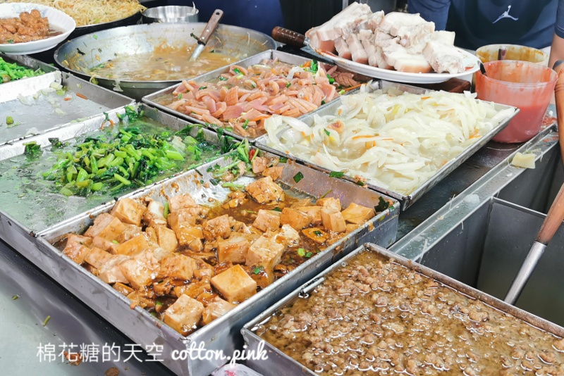 大甲美食在地人都吃這家-大甲菜市場肉羹海鮮粥，便當可以換炒麵～這一道必點！
