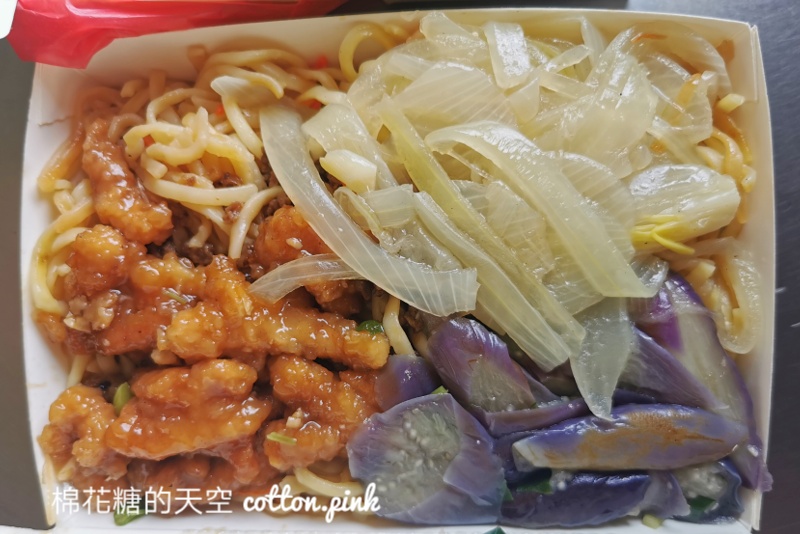 大甲美食在地人都吃這家-大甲菜市場肉羹海鮮粥，便當可以換炒麵～這一道必點！