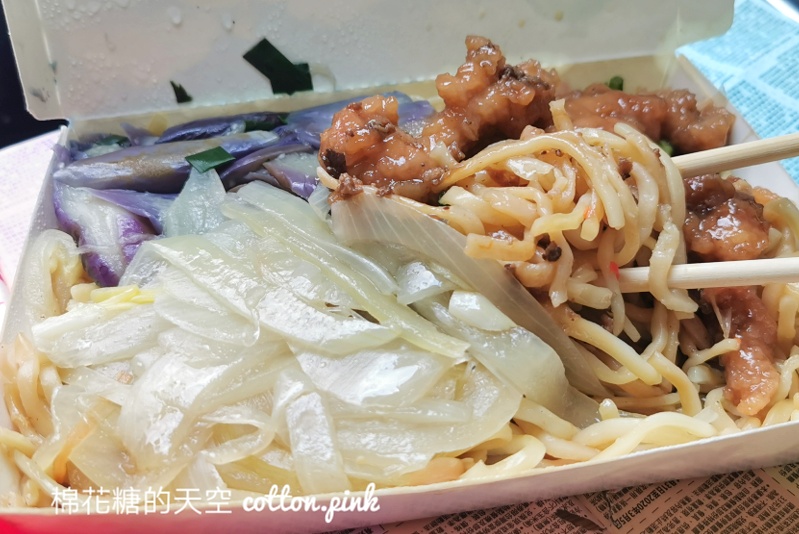 大甲美食在地人都吃這家-大甲菜市場肉羹海鮮粥，便當可以換炒麵～這一道必點！