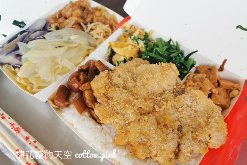 大甲美食在地人都吃這家-大甲菜市場肉羹海鮮粥，便當可以換炒麵～這一道必點！
