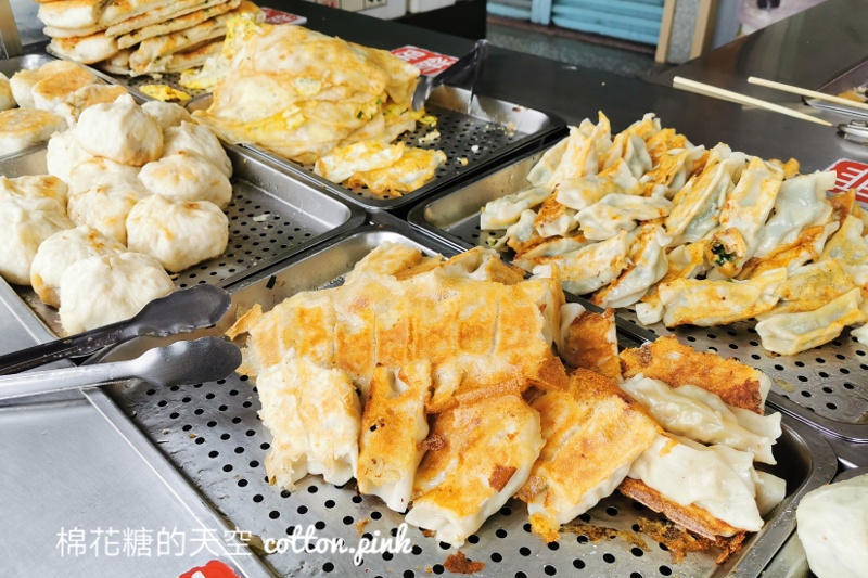 台中水湳人氣早餐攤-大明水煎包超大顆、蛋餅、鍋貼都好吃！