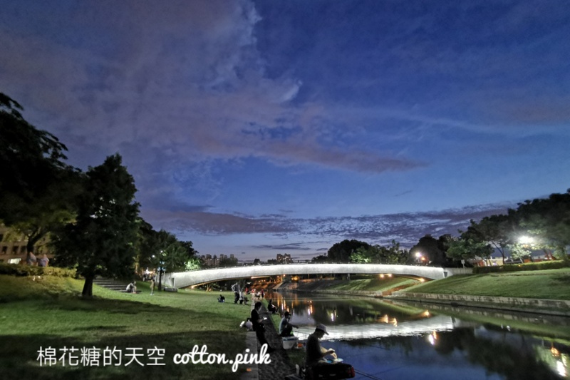 台中大里浪漫景點～興大康橋夜景超美的！