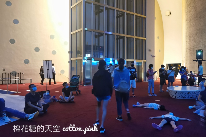台中也有海洋公園?!台中國家歌劇院最新“光之曲幕”免費進場～看極光免出國！