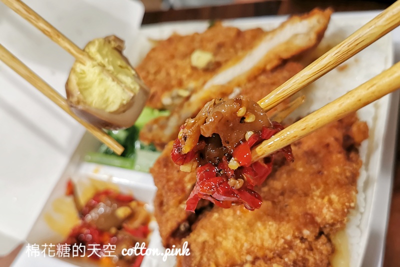 台中便當老店東海排骨不在東海，雞腿、雞排大到快看不到飯