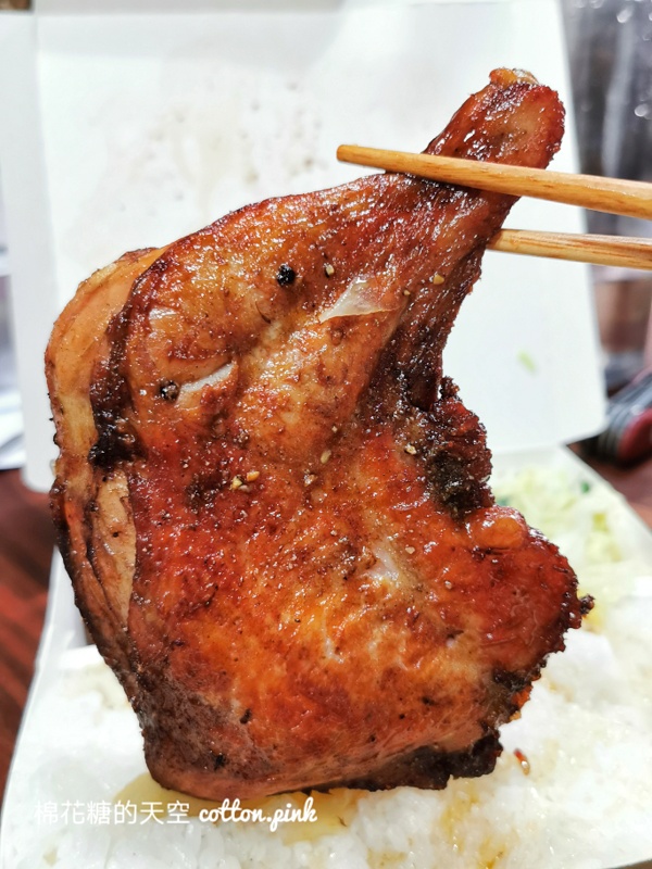 台中便當老店東海排骨不在東海，雞腿、雞排大到快看不到飯