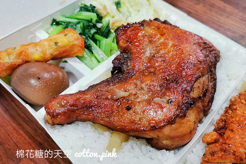 台中便當老店東海排骨不在東海，雞腿、雞排大到快看不到飯