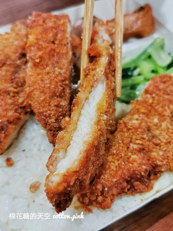 台中便當老店東海排骨不在東海，雞腿、雞排大到快看不到飯