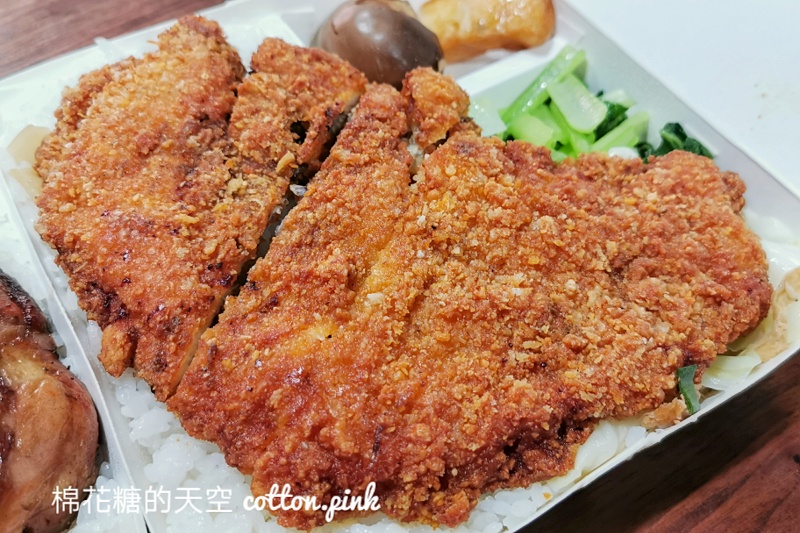 台中便當老店東海排骨不在東海，雞腿、雞排大到快看不到飯