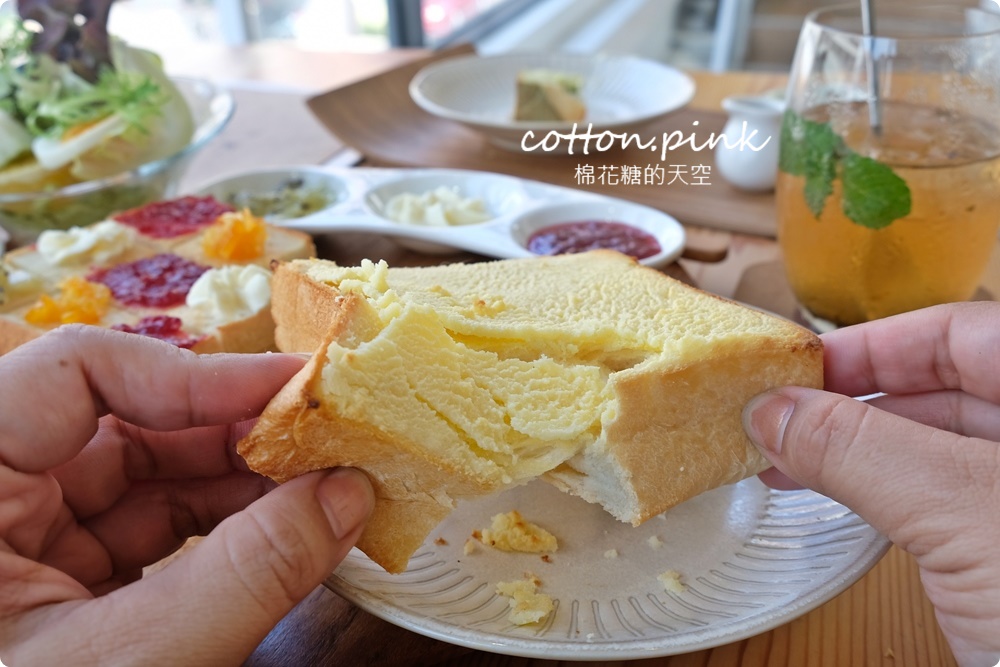 台中老店變身網美早午餐，向陽房最新厚茶生吐司必吃～陽光食事所文青風吐司盤百元有找！