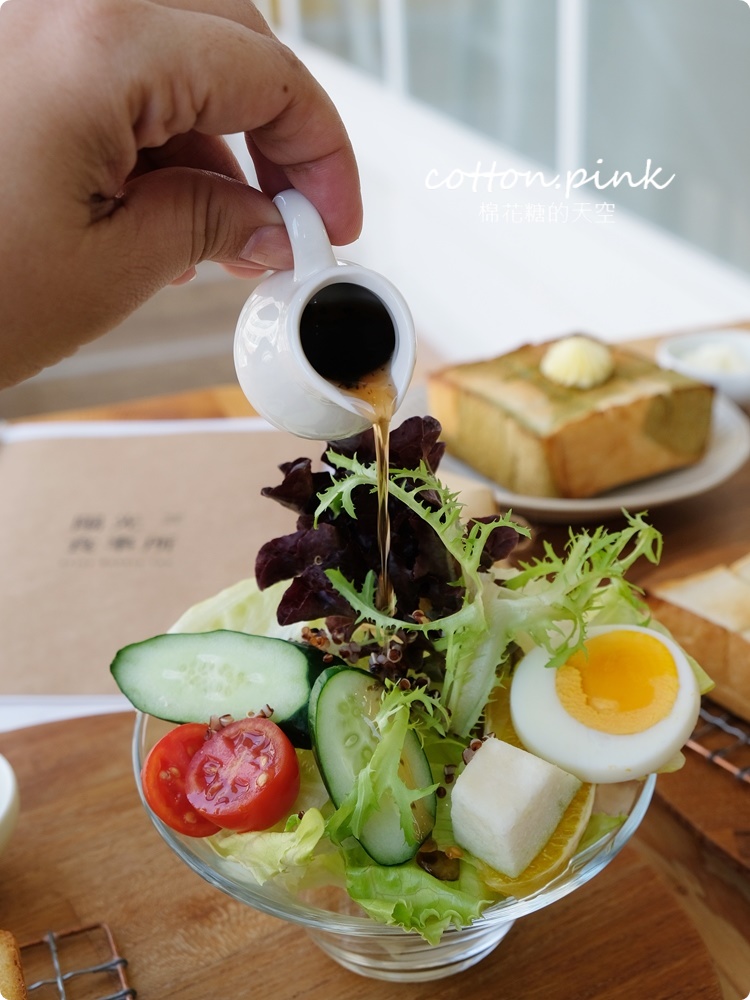 台中老店變身網美早午餐，向陽房最新厚茶生吐司必吃～陽光食事所文青風吐司盤百元有找！