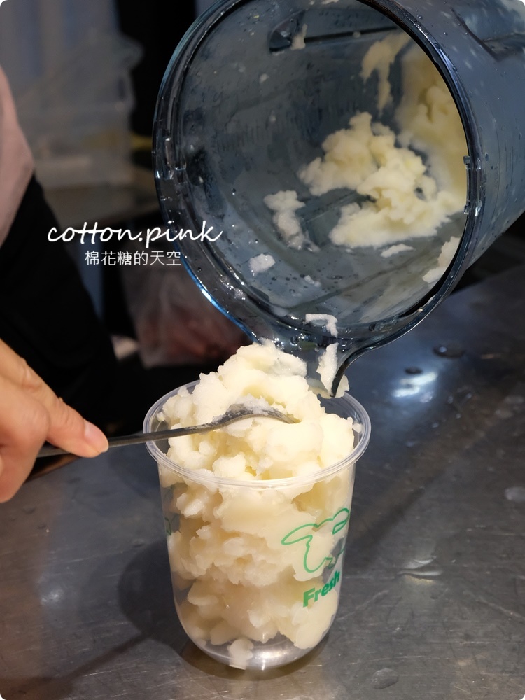 逢甲夜市巷子裡現打果汁超實在!大推Fresh Day檸檬冰沙~門口超大香蕉臘腸狗好吸睛
