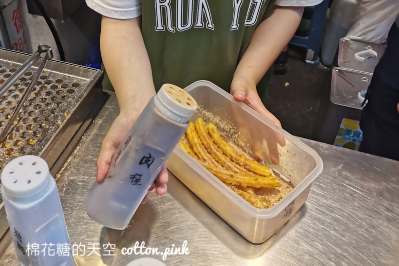 旱溪夜市超人氣大蚊香！現炸香酥油吉條超過十種口味喔！
