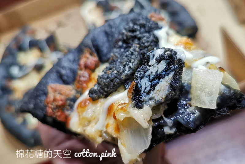 黑色披薩太妙了！必勝客最新口味比薩連炸雞都是黑的～