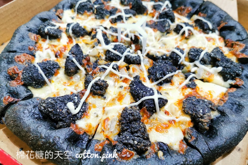 黑色披薩太妙了！必勝客最新口味比薩連炸雞都是黑的～