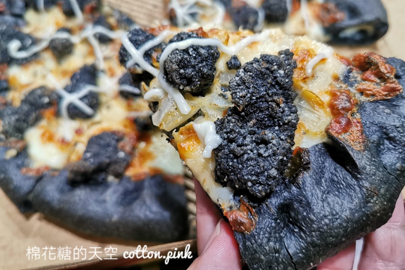 黑色披薩太妙了！必勝客最新口味比薩連炸雞都是黑的～