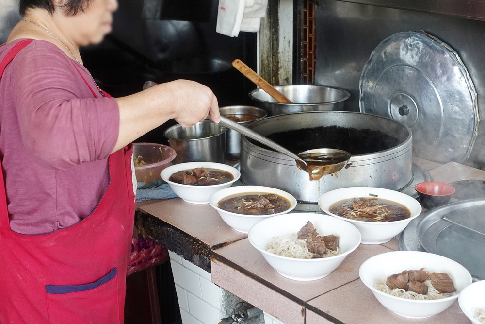 台中牛肉麵這家早餐也吃得到，大雅牛肉麵滷味也是必點