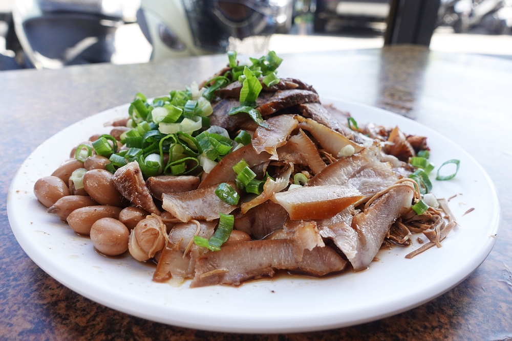 台中牛肉麵這家早餐也吃得到，大雅牛肉麵滷味也是必點