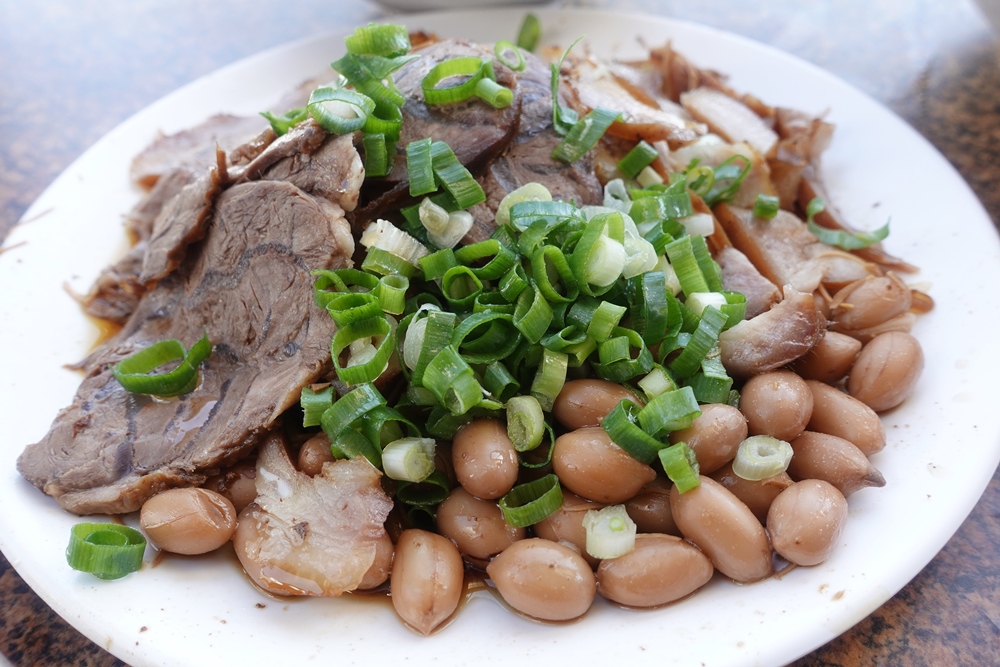 台中牛肉麵這家早餐也吃得到，大雅牛肉麵滷味也是必點