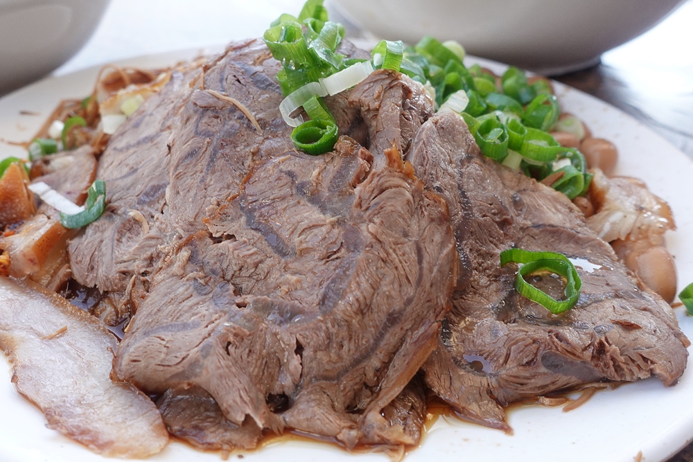 台中牛肉麵這家早餐也吃得到，大雅牛肉麵滷味也是必點