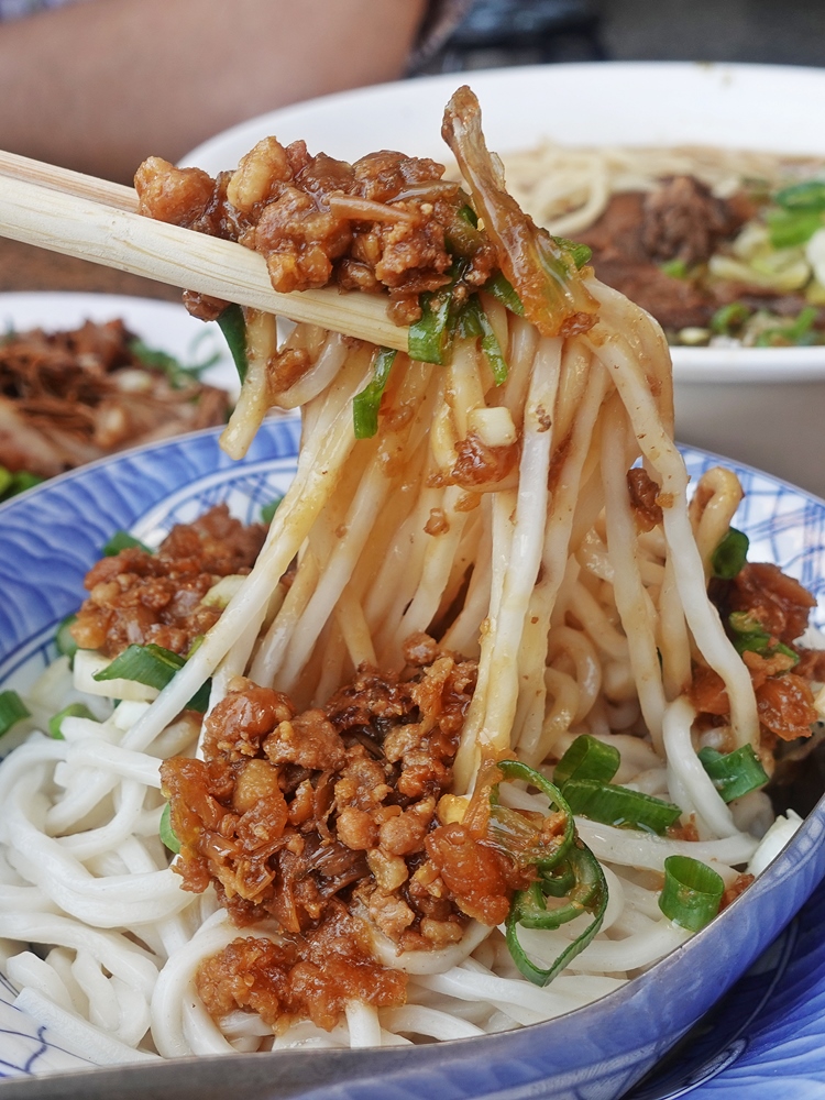 台中牛肉麵這家早餐也吃得到，大雅牛肉麵滷味也是必點
