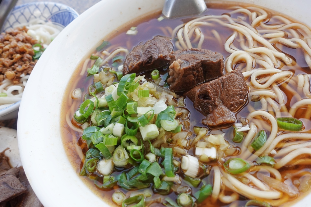 台中牛肉麵這家早餐也吃得到，大雅牛肉麵滷味也是必點