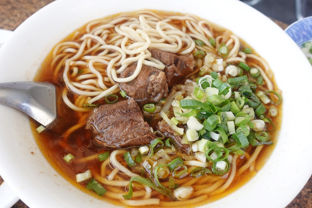 台中牛肉麵這家早餐也吃得到，大雅牛肉麵滷味也是必點