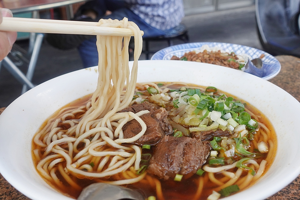 台中牛肉麵這家早餐也吃得到，大雅牛肉麵滷味也是必點