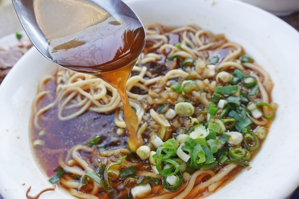台中牛肉麵這家早餐也吃得到，大雅牛肉麵滷味也是必點