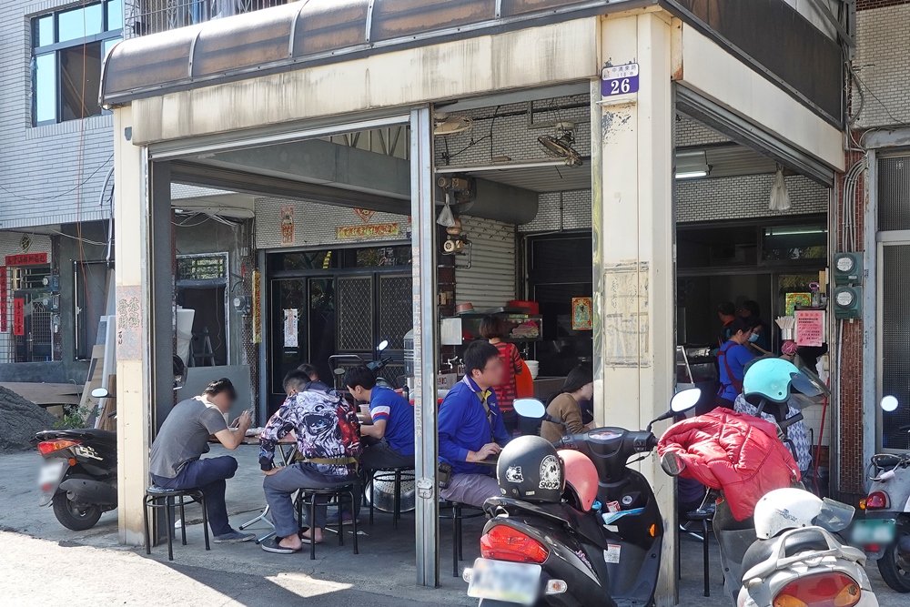 台中牛肉麵這家早餐也吃得到，大雅牛肉麵滷味也是必點