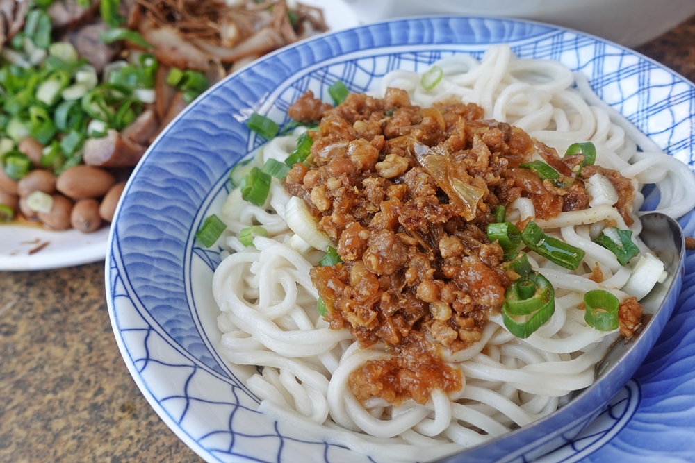 台中牛肉麵這家早餐也吃得到，大雅牛肉麵滷味也是必點