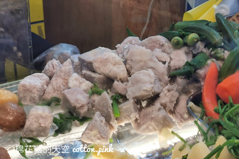 逢甲夜市排隊美食～在地學生都推薦！王記滷味蔬菜選擇超多～