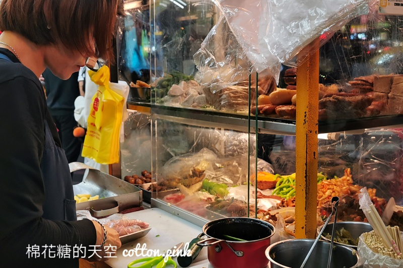 逢甲夜市排隊美食～在地學生都推薦！王記滷味蔬菜選擇超多～