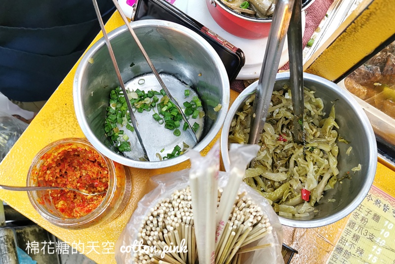 逢甲夜市排隊美食～在地學生都推薦！王記滷味蔬菜選擇超多～