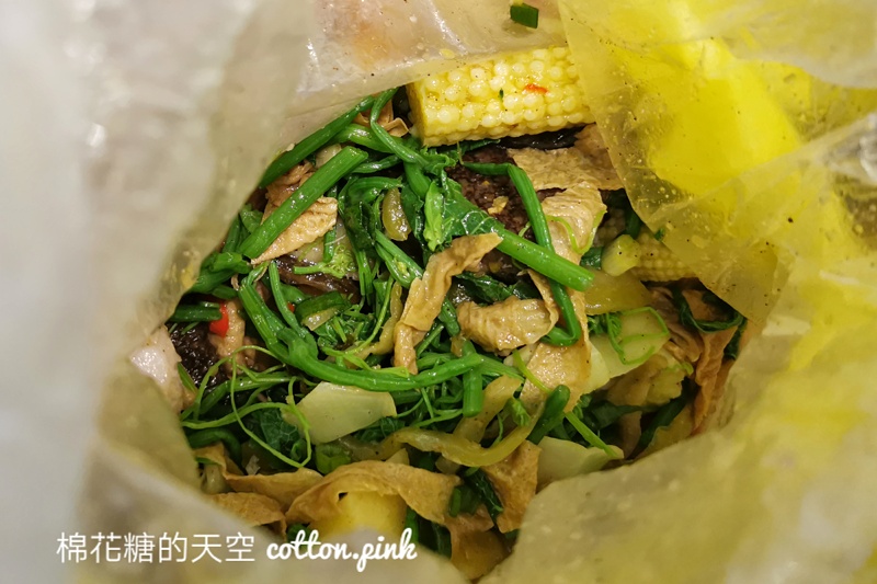 逢甲夜市排隊美食～在地學生都推薦！王記滷味蔬菜選擇超多～