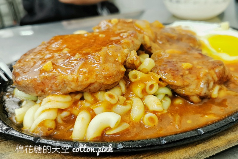 台中夜市牛排-從路邊吃到店面的德州牛排，沙拉、小菜濃湯吃到飽喔