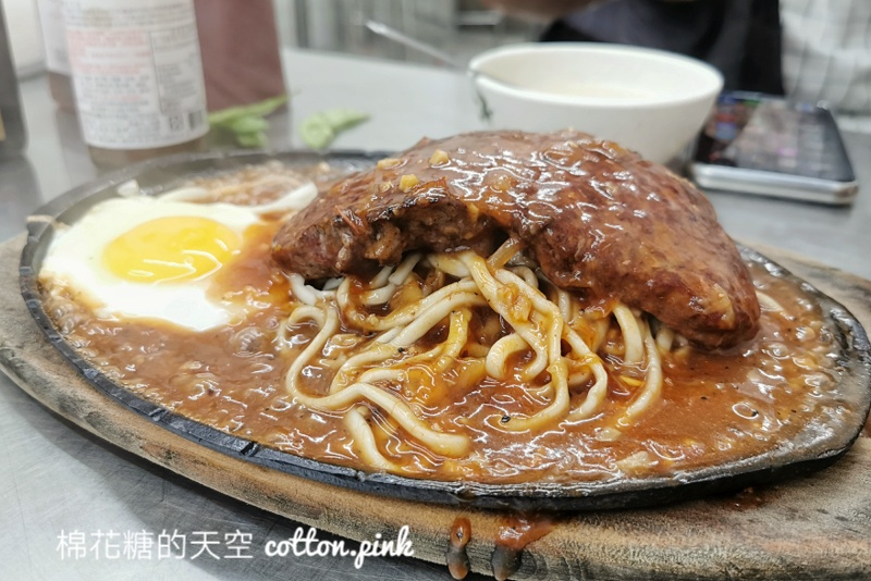 台中夜市牛排-從路邊吃到店面的德州牛排，沙拉、小菜濃湯吃到飽喔