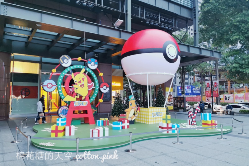 台中聖誕節第一彈！超大皮卡丘變身聖誕寶貝～