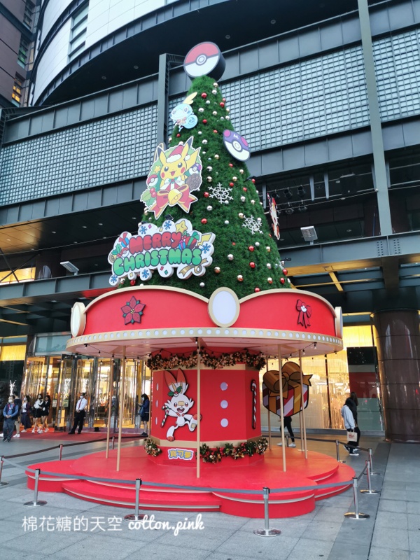 台中聖誕節第一彈！超大皮卡丘變身聖誕寶貝～