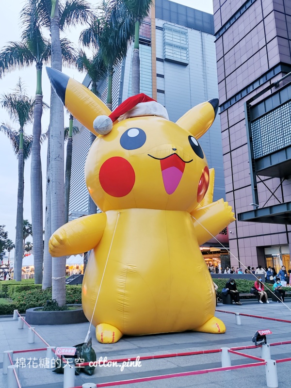 台中聖誕節第一彈!超大皮卡丘變身聖誕寶貝~ 台中聖誕節第一彈!超大皮卡丘變身聖誕寶貝~