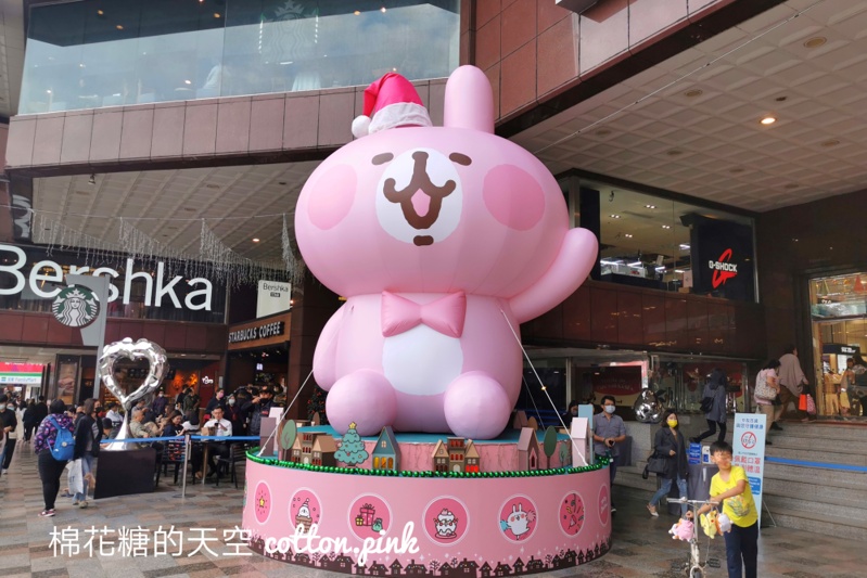 超大卡娜赫拉扮演聖誕樹！百貨全館通通萌起來～
