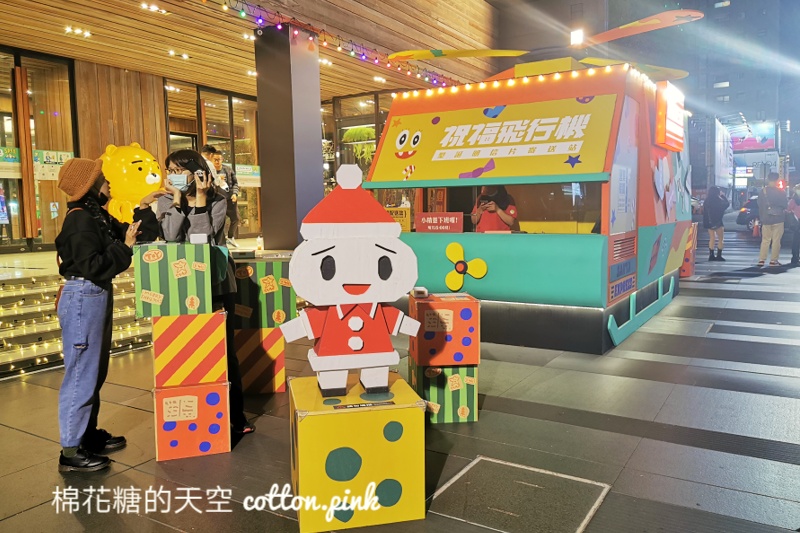 台中最新聖誕主題活動～積木造型直升機、聖誕老公公現身綠園道！