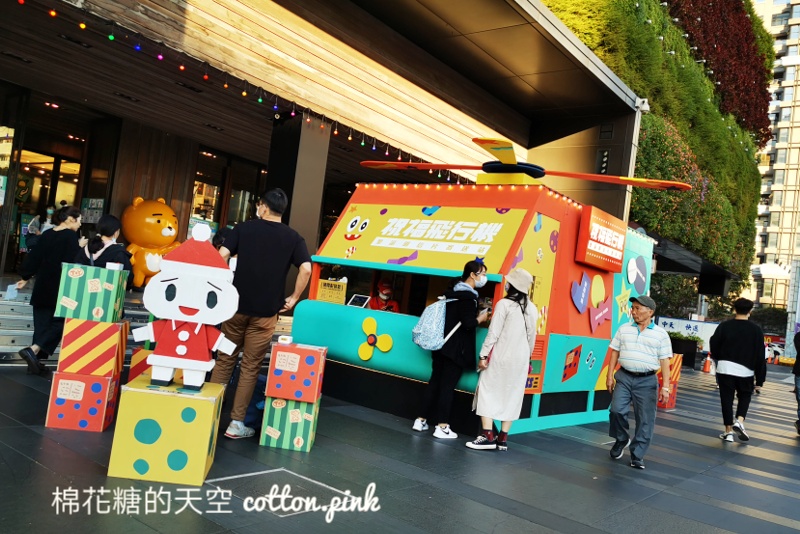 台中最新聖誕主題活動～積木造型直升機、聖誕老公公現身綠園道！