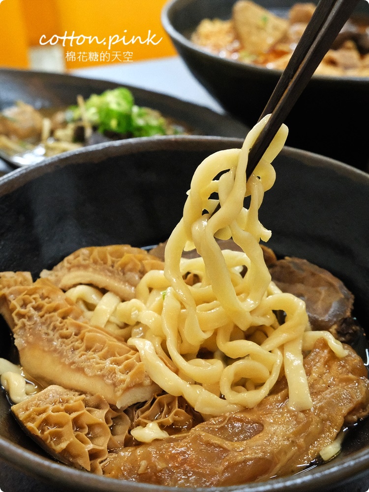 台中牛肉麵推薦|逢甲周邊洄味牛肉麵暗藏個人版麻辣鍋～大推牛三寶麵