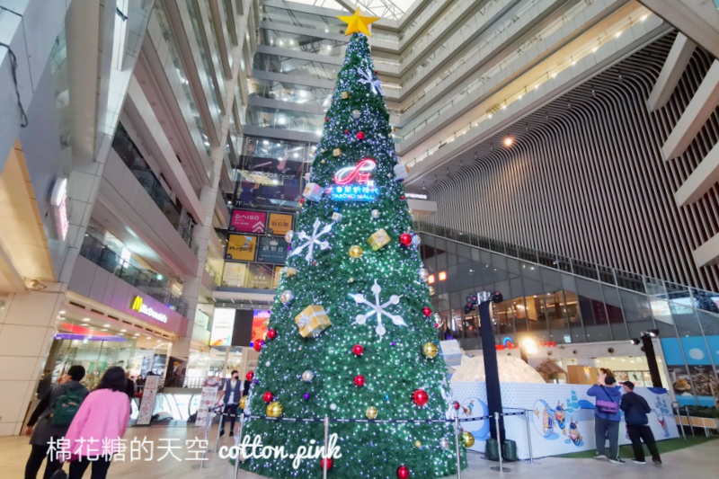 台中聖誕節景點推薦|聖誕樹旁滑雪橇大魯閣新時代超有過節氣氛的啦～
