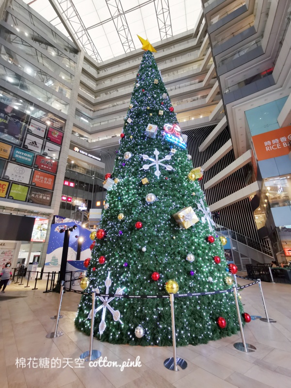台中聖誕節景點推薦|聖誕樹旁滑雪橇大魯閣新時代超有過節氣氛的啦～